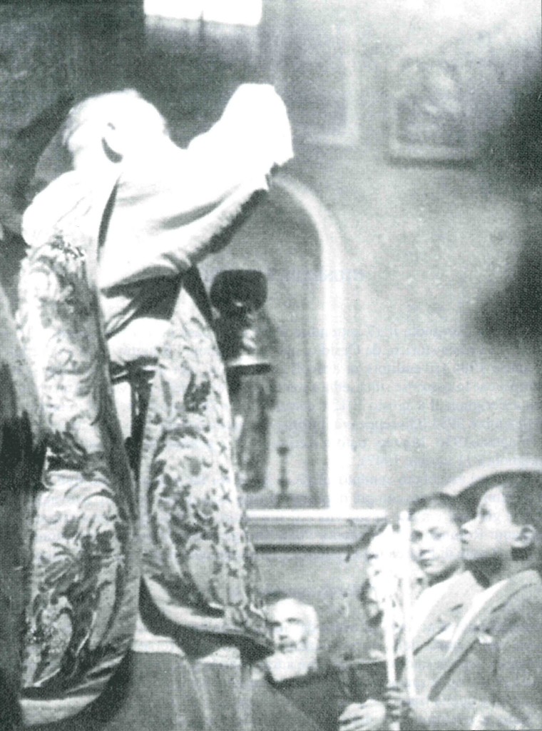Anni '40: Padre Pio da Pietralcina dà la Prima Comunione al piccolo Giuseppe Tatarella